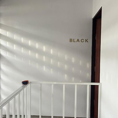 Mr Black & Ms White -Self Check In Accommodation Бангкок Екстер'єр фото